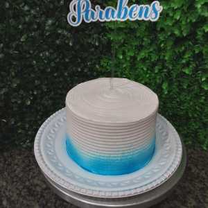 Bolo masculino Azul e dourado 1.5kg - Cake's Doce&Sabor