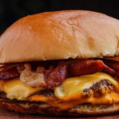 Double - 2 burgers de 150g cada, queijo cheddar, tiras de bacon