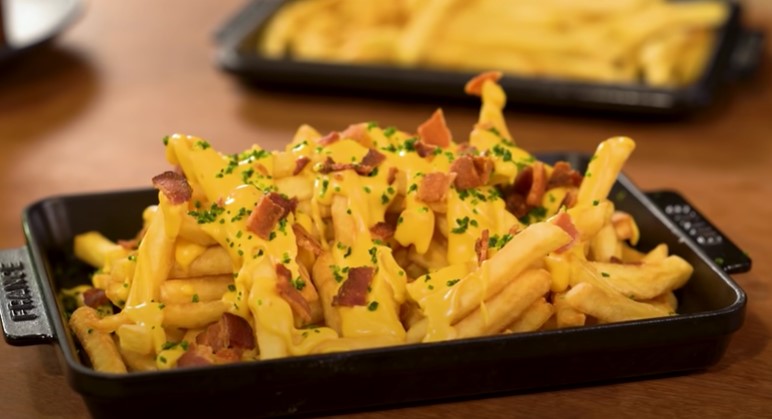 Batata Frita com Creme de Cheddar e Bacon